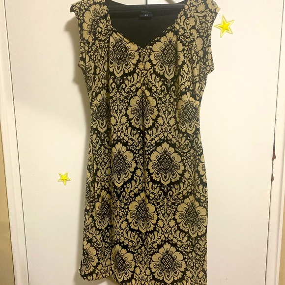 A patterned dress - Picture 1 of 5